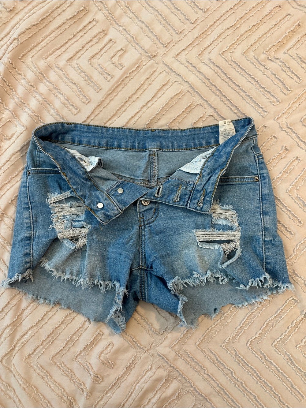 Classic Distressed Denim Women’s Shorts - Light Blue